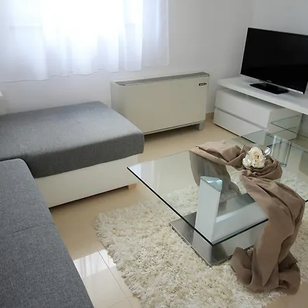 Mantinela Apartman *