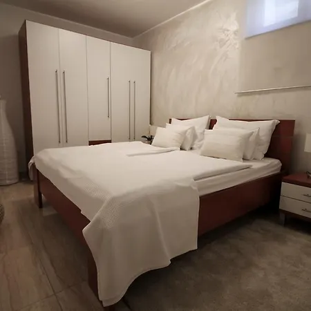 Mantinela Apartman *